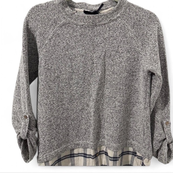 Stylish Gray Knit Sweater with Textured Hem - Picture 1 of 7